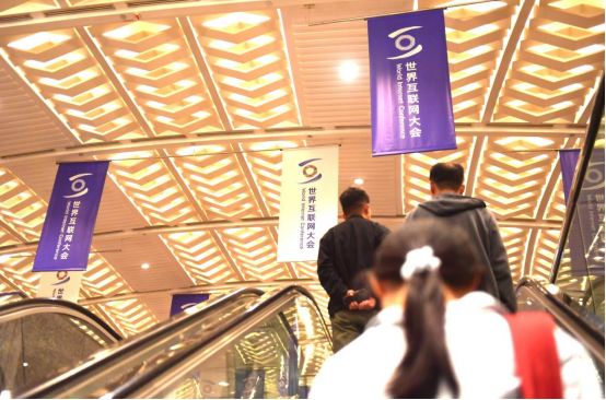 维港之畔共话人工智能大模型发展新路径(图1)