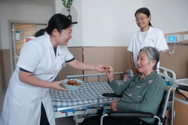 新征程上看变化·讲述身边的健康故事⑫ “医养一体·两院融合”服务模式让老人养老更有医靠(图2)