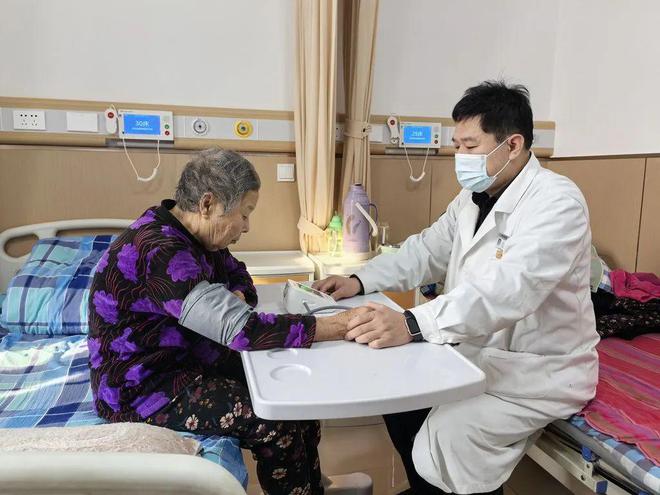 新征程上看变化·讲述身边的健康故事⑫ “医养一体·两院融合”服务模式让老人养老更有医靠(图4)