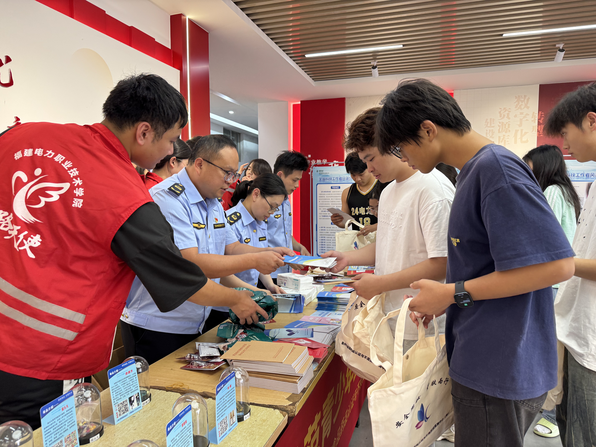 健康人生 绿色无毒丨市食品药品认证监测中心进校园开展“防范青少年药物滥用”主题科普宣传活动(图2)