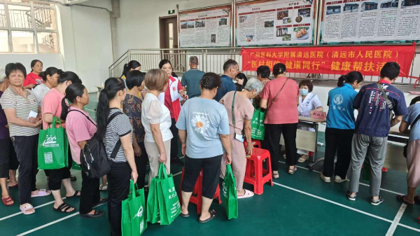 “名医下乡”惠民生 健康服务“零距离”-----龙山镇开展大型义诊活动(图1)