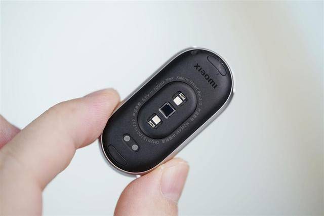 小米手环10评测：大屏、精准健康监测打造智慧生活新中枢(图1)